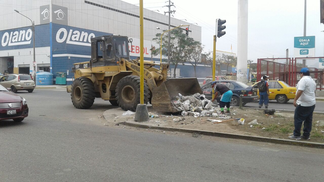 Alcalde de La Esperanza manda su maquinaria a limpiar distrito de Trujillo