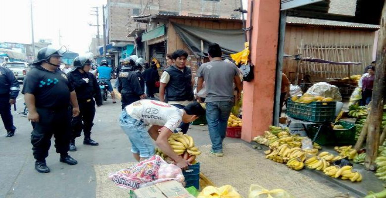 Retiran a centenar de ambulantes de inmediaciones del mercado La Hermelinda