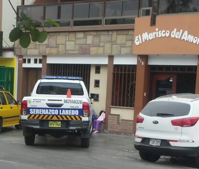 En pleno horario de trabajo sorprende a serenos de Laredo en cebichería