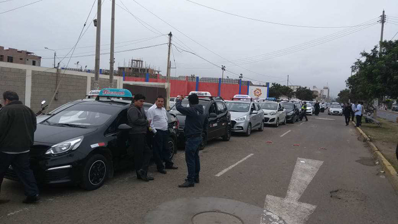 Trujillo: taxistas forman largas colas para tramitar tarjeta de circulación