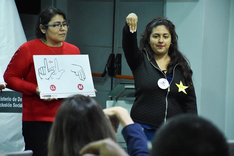 Servidores de programas sociales son capacitados en Lengua de Señas Peruana para mejorar atención a personas sordas