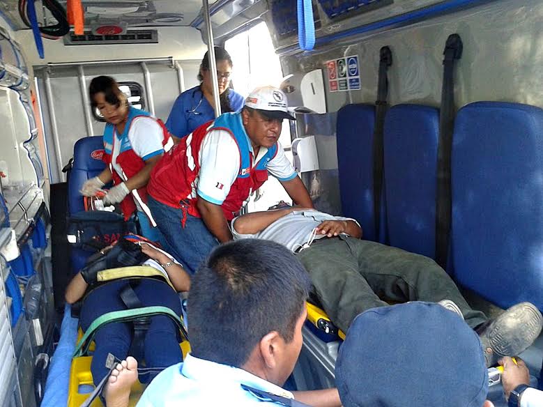 Dos personas lesionadas en choque triple de automóviles en la avenida América Sur