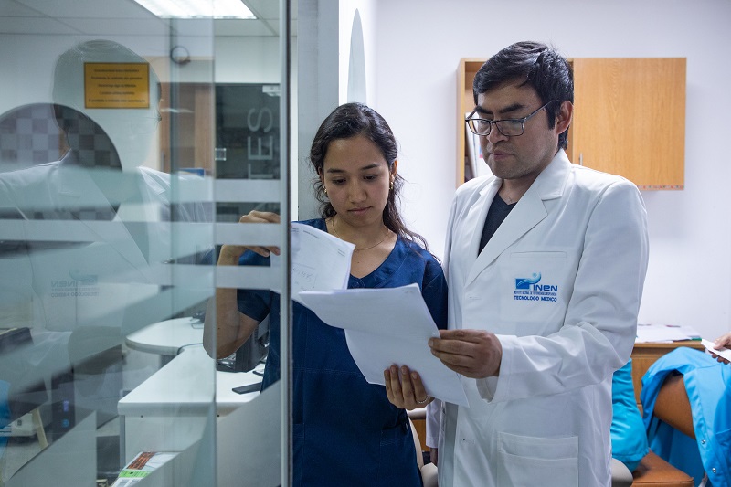 Lesly Avilés, la becaria del Estado comprometida con los enfermos de cáncer