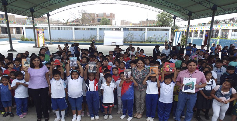 Municipalidad provincial entrega libros en colegios de Laredo, Poroto y Simbal