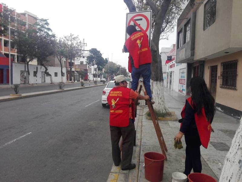 Limpian señales de tránsito ante incremento de accidentes en Trujillo