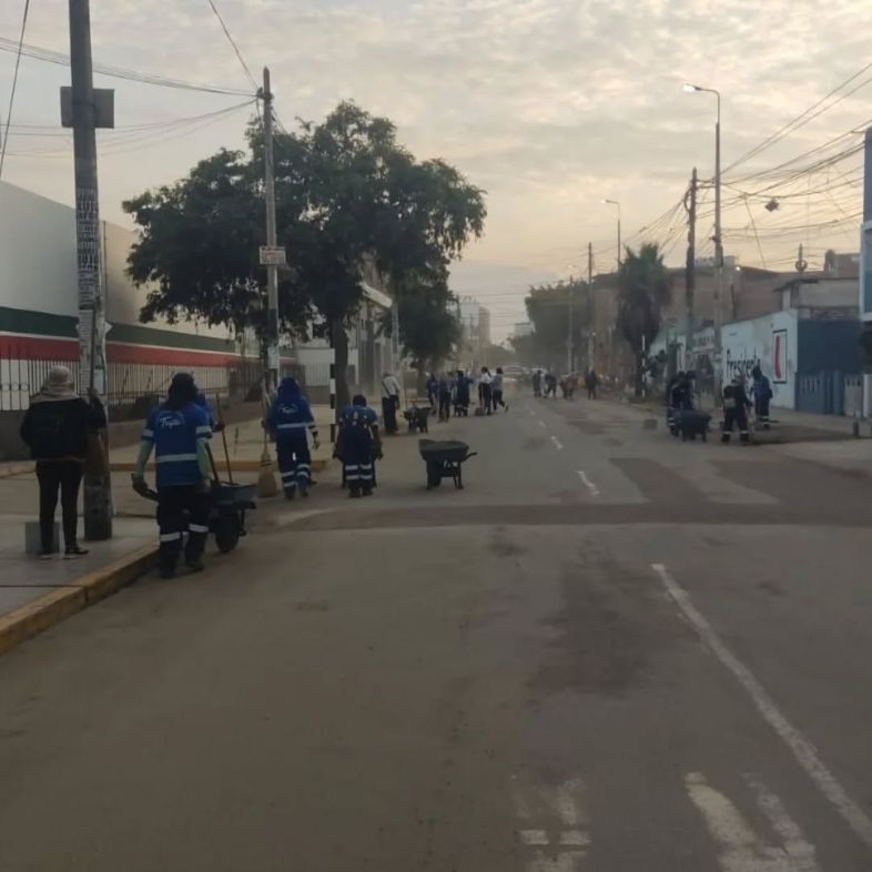 Trabajadores del Segat intensifican el barrido y recojo de tierra en las calles de Trujillo
