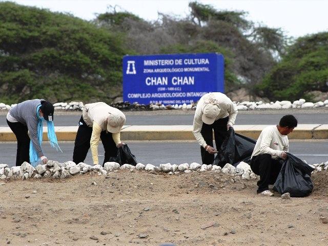 Realizan limpieza en  la zona ingtangible de Chan Chan