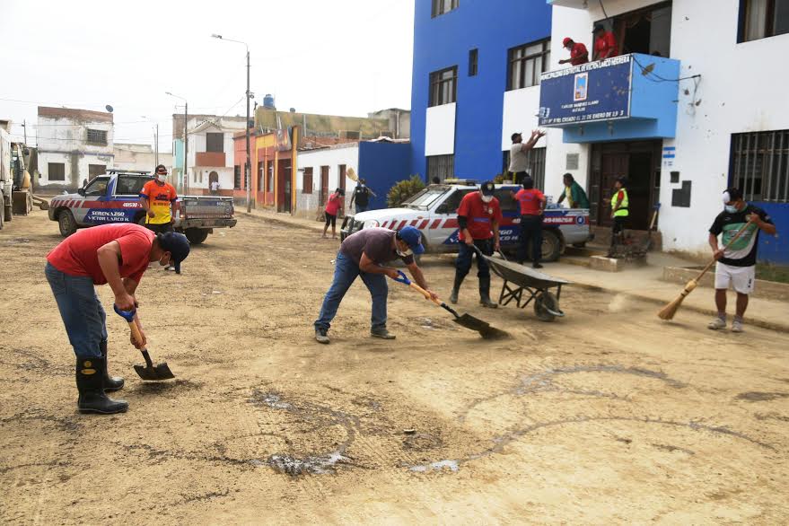 Vecinos y trabajadores municipales se unen en jornada de limpieza en Víctor Larco