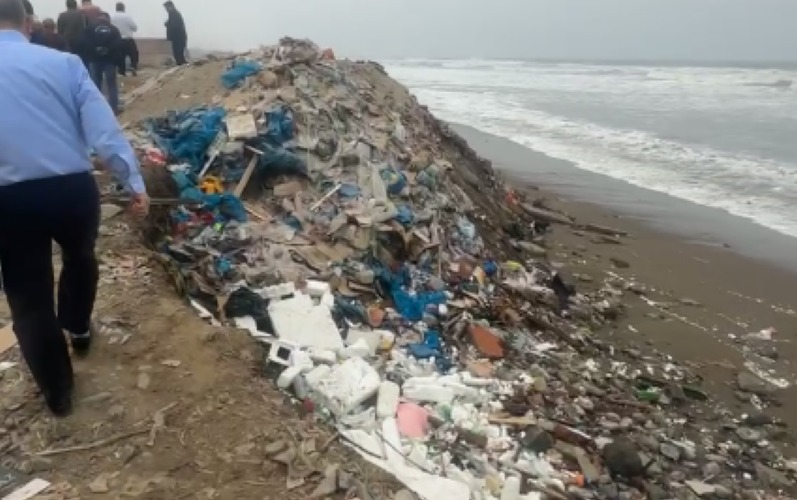 Víctor Larco: buscarán frenar contaminación de la playa junto a colector en Buenos Aires   