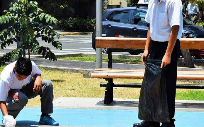 Escolares trujillanos limpian parques con motivo de campaña organizada por colectivo Quiero Verde