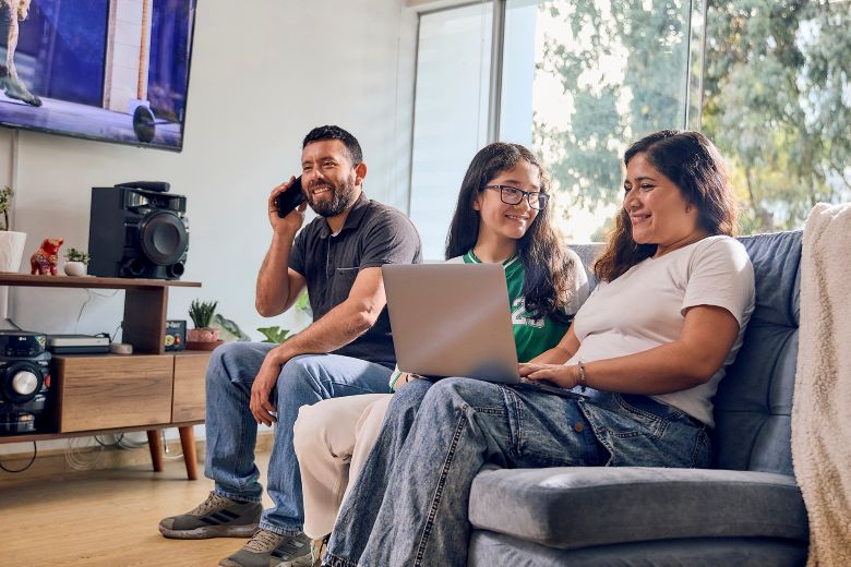 El 92.6 % de hogares peruanos tiene acceso a internet fijo y móvil, según encuesta