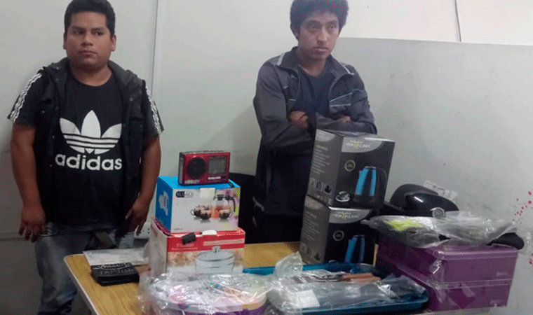 Capturan a sujetos que robaron puesto de periódicos en Trujillo