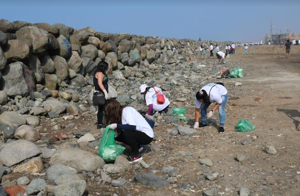 Alcalde y funcionarios municipales limpiaron el malecón en Víctor Larco