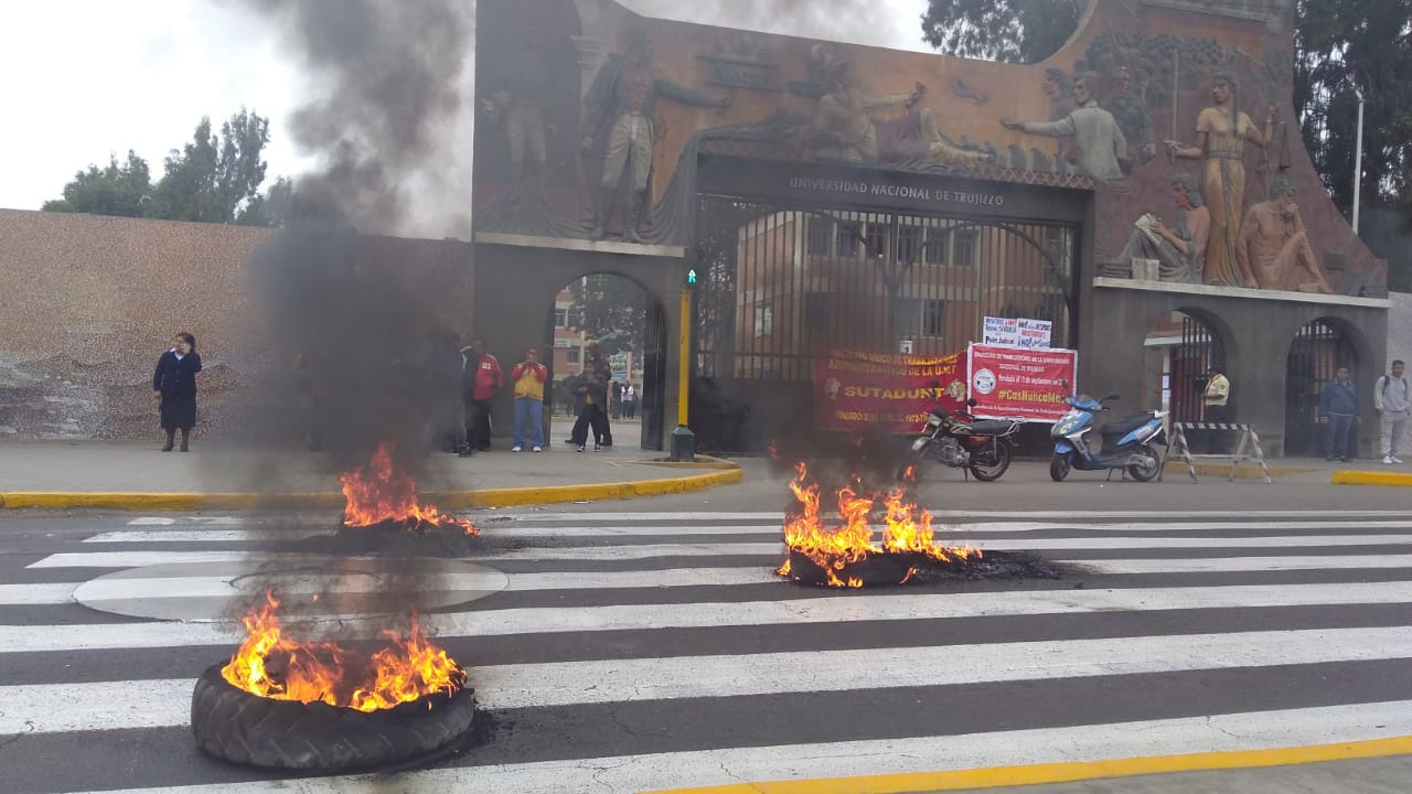 Administrativos UNT queman llantas en universidad y anuncian huelga