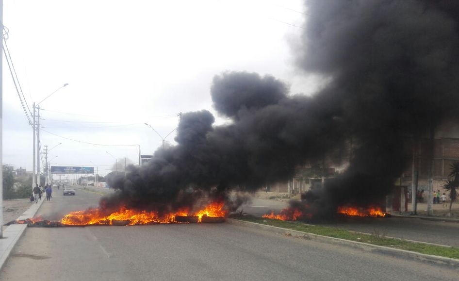 Pobladores de Huanchaco bloquearon entrada de aeropuerto