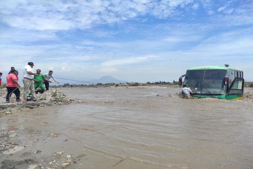 Chocope: ómnibus de transporte público quedó atrapado en caudal del río Chicama