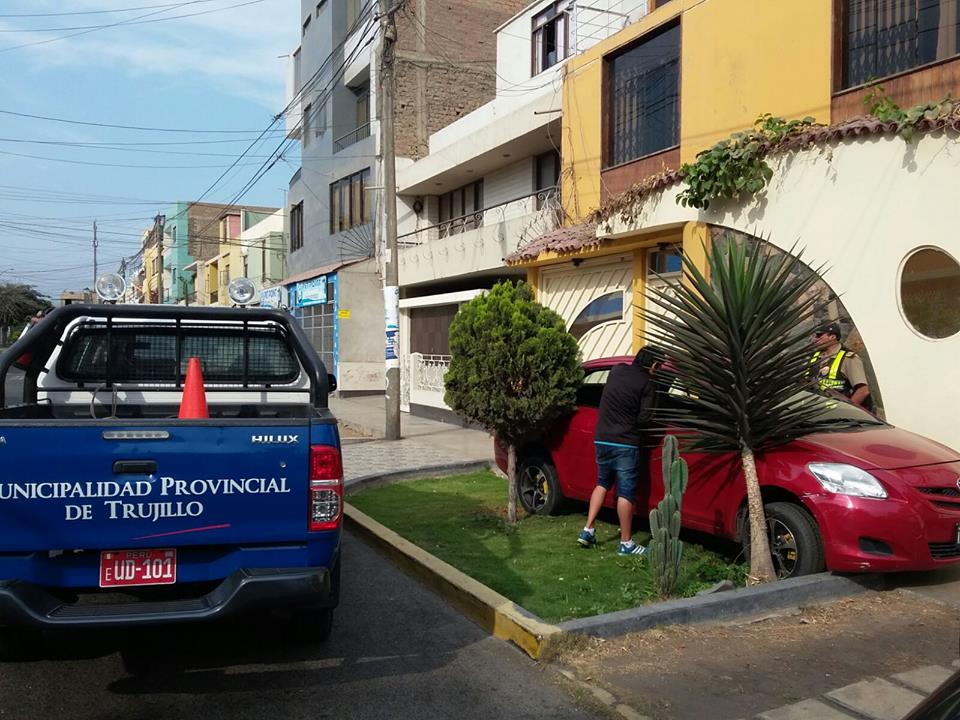 Detienen a sujeto por estacionar auto en vereda