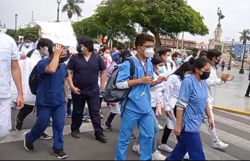 Internos de Medicina vuelven a las calles para exigir presupuesto y aprobación de lineamientos
