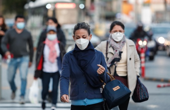Uso de la mascarilla vuelve a ser obligatorio en espacios abiertos y cerrados por la cuarta ola  