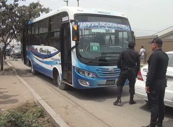 Matan a chofer de micro a plena luz del día en Florencia de Mora