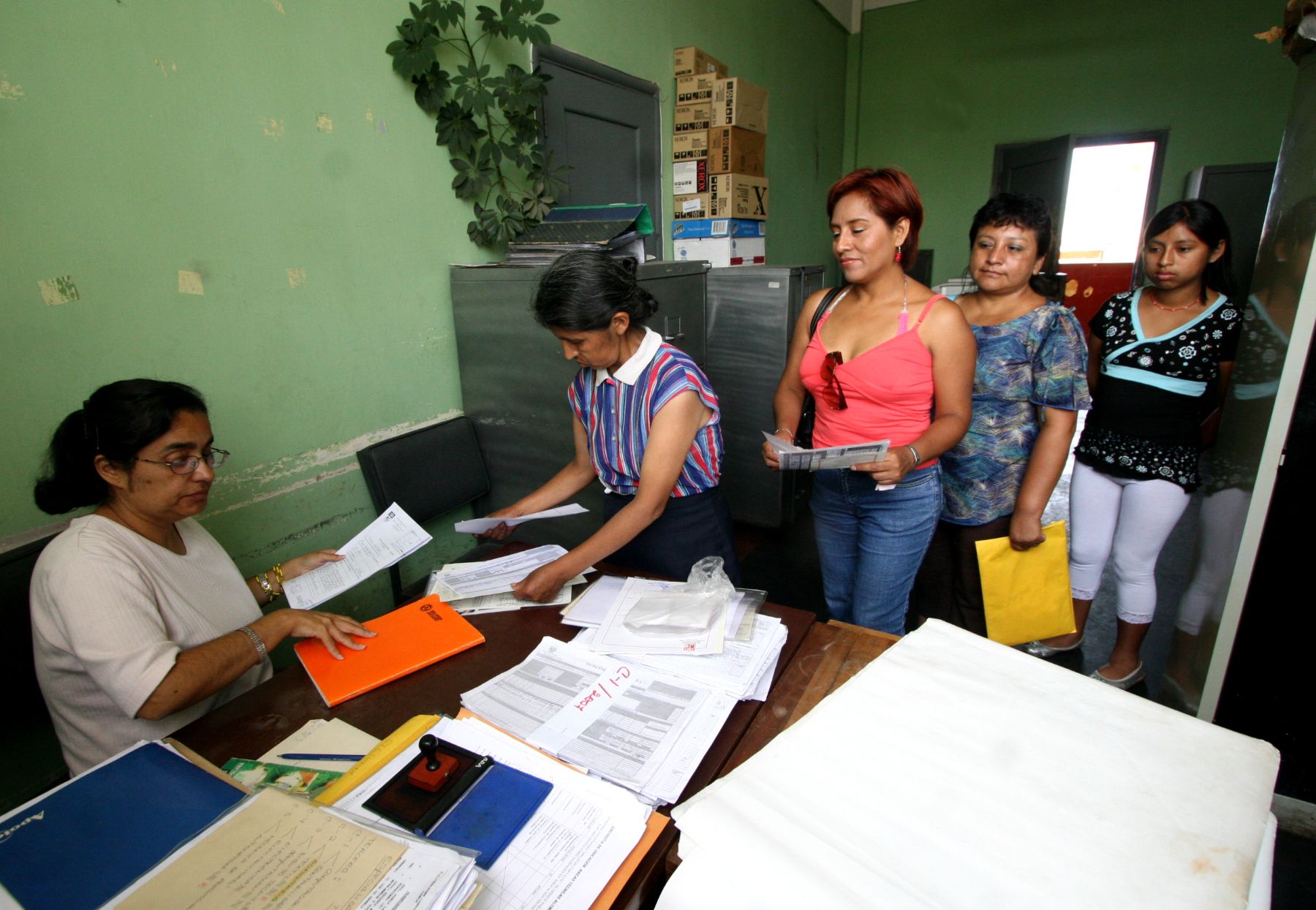 Recuerdan que está prohibido cobrar por matrículas o vacantes en colegios públicos