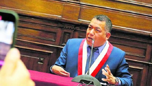 Congresista Darwin Espinoza envuelto en otro cuestionamiento