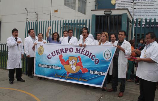 Médicos legistas acatan huelga exigiendo aumento salarial