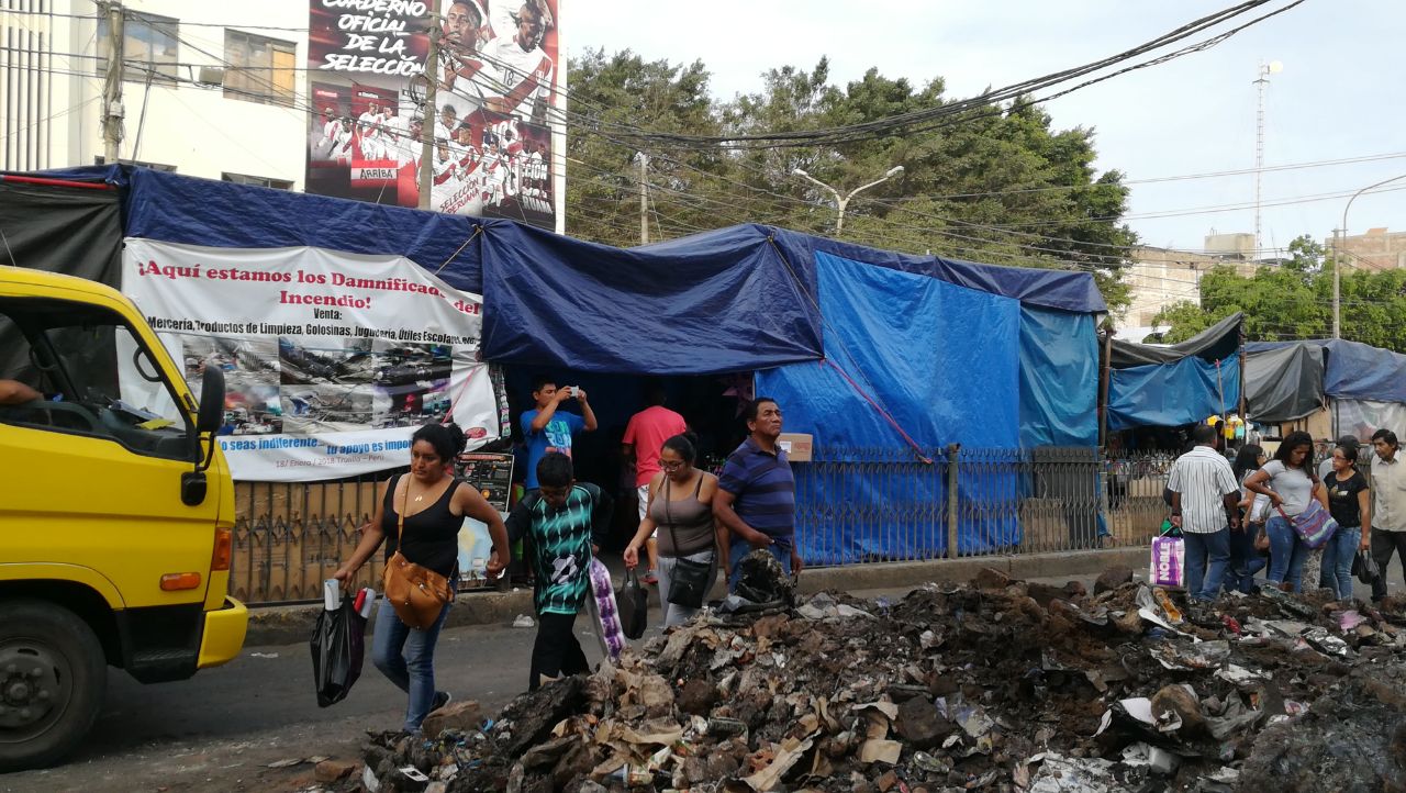 Berma de av. Eguren fue invadida con puestos de venta