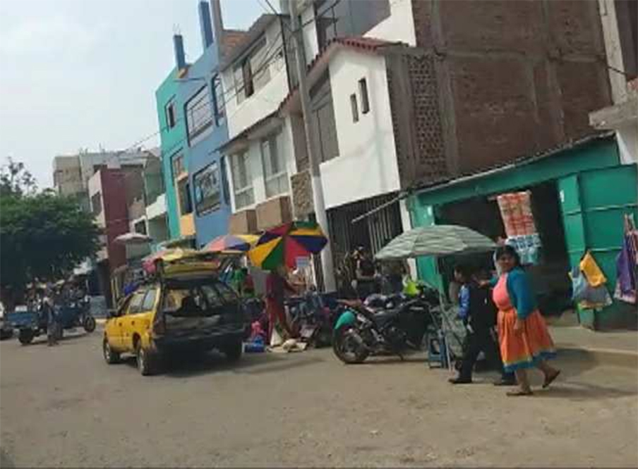 Ambulantes vuelven a tomar exteriores de mercado Monserrate pese a operativo