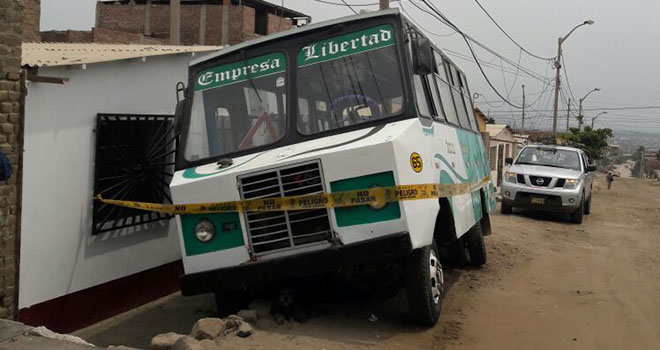 Micro casi causa otra tragedia en Alto Trujillo 