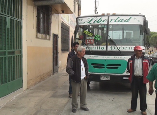 Trujillo:  bus de transporte público sufre falla en los frenos y colisiona contra vivienda