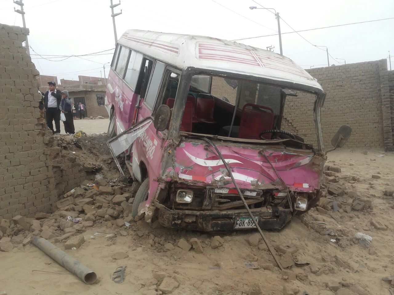 Micro choca contra pared de su empresa y deja dos heridos en La Esperanza 