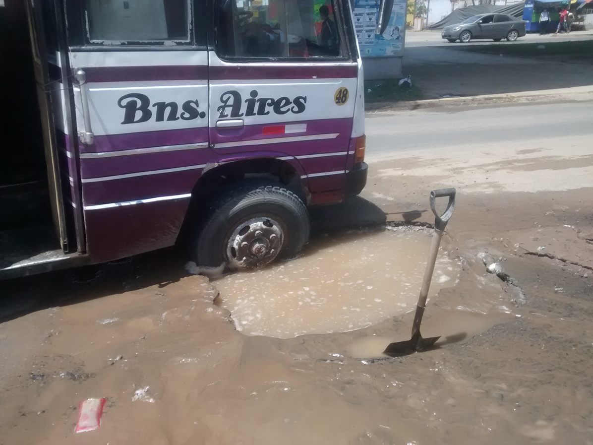 Trujillo: microbús se hunde por rotura de tubería en óvalo Grau