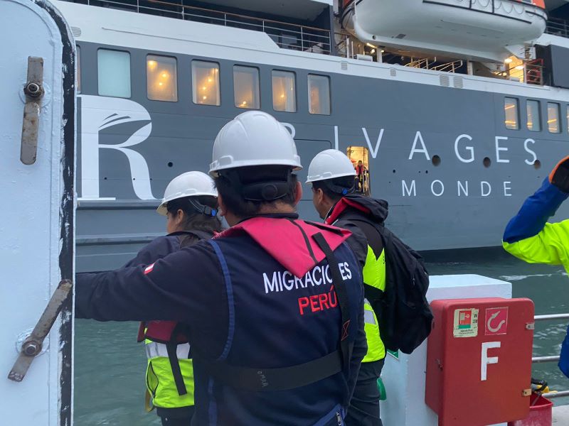 Migraciones realiza control migratorio marítimo al primer crucero de la temporada que llegó al puerto Salaverry