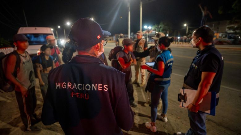 Sepa cómo Migraciones aplica el procedimiento PASEE para expulsar a extranjeros que incumplen las normas