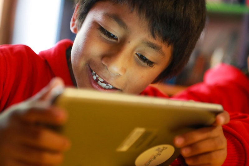 A fines de julio comienza distribución de tablets para Aprendo en Casa