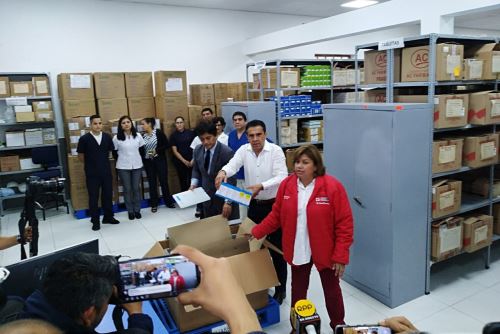 Ministra de Salud verifica entrega de medicamentos para tratamiento contra "Guillain Barré" en Trujillo
