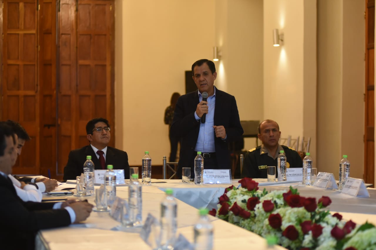 Ministro del Interior expone estrategias para combatir el crimen organizado en La Libertad
