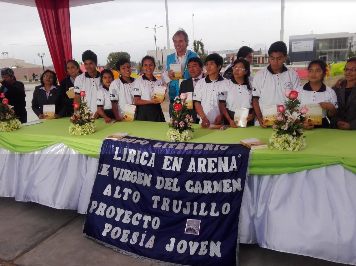 Ministro del Interior presenta libro “Poesía en la arena” en Trujillo