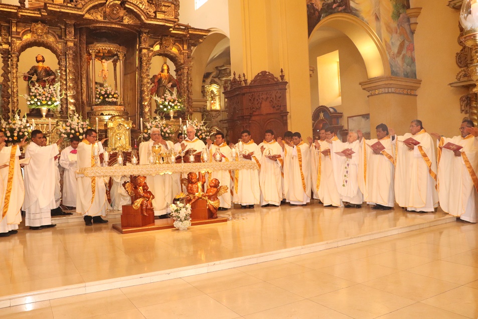 Arzobispo de Trujillo celebra misa de agradecimiento  por el licenciamiento de la UCT
