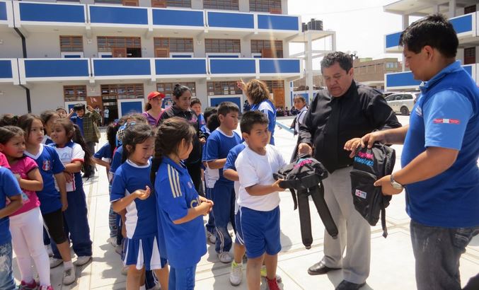 Reparten cerca de 2 mil kits escolares en colegios de El Porvenir 