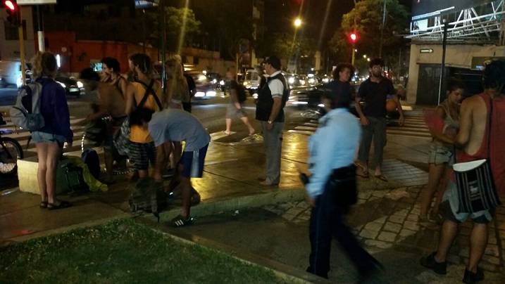 Mochileros extranjeros fueron retirados de la vía pública por agentes de serenazgo
