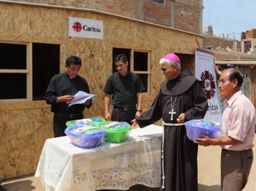 Arzobispo de Trujillo entregó 180 módulos de vivienda a afectados por El Niño costero