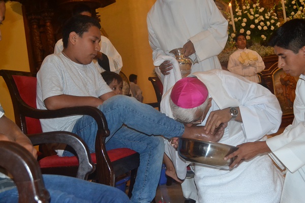 Jueves Santo: Arzobispo de Trujillo lavará los pies a 12 jóvenes de la Guardia Suiza Peruana