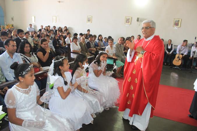 Chepén: arzobispo confirmó y dio la primera comunión a más de 245  fieles