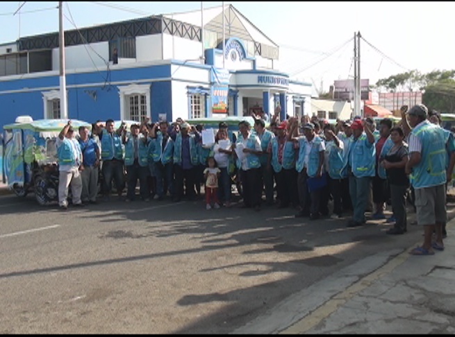 Huanchaco: mototaxistas acatan plantón en Huanchaco