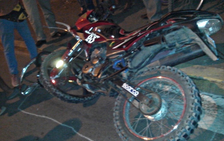 Motociclista sufrió varias fracturas tras colisión con un automóvil