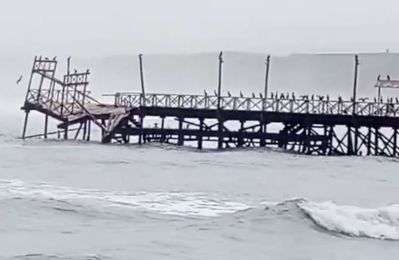¡Alerta Trujillo! Colapsó esta mañana parte del histórico muelle de Huanchaco     