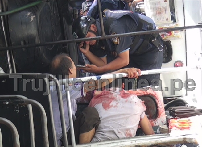 Cobrador muere aplastado por su propio micro