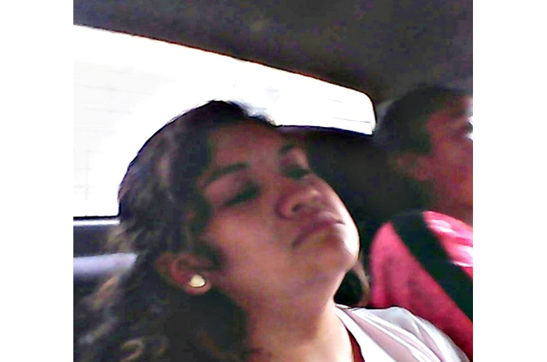 Universitaria acusa a mujer de haberle robado dinero de su vivienda